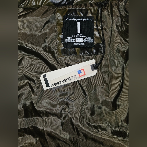 ‼️ 3 for $25 NWT Puffer Vest "streetwise selection" - Picture 3 of 6